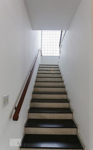 Casa à venda com 387m², 4 quartos e 6 vagas Casa à venda com 387m², 4 quartos e 6 vagasEscada