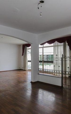 Casa à venda com 387m², 4 quartos e 6 vagas Casa à venda com 387m², 4 quartos e 6 vagasSala