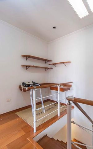 Casa à venda com 160m², 3 quartos e 2 vagas Casa à venda com 160m², 3 quartos e 2 vagasEscritório