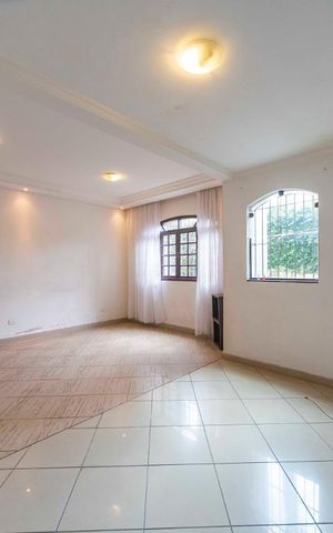 Casa à venda com 160m², 3 quartos e 2 vagas Casa à venda com 160m², 3 quartos e 2 vagasSala