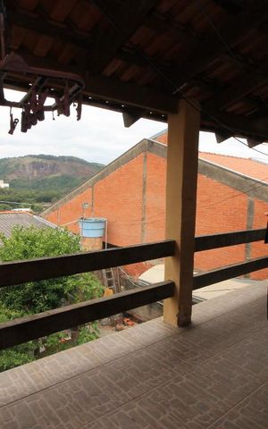 Casa de condomínio à venda com 250m², 6 quartos e 1 vagaSacada Dormitorios