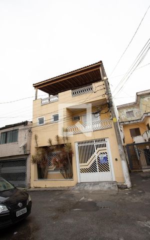 Casa à venda com 190m², 4 quartos e 1 vaga Casa à venda com 190m², 4 quartos e 1 vagaFachada