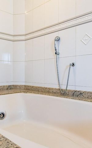 Casa de condomínio à venda com 450m², 4 quartos e 6 vagasBanheiro