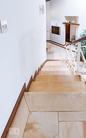 Casa de condomínio à venda com 450m², 4 quartos e 6 vagasHall Andar Superior - Escada