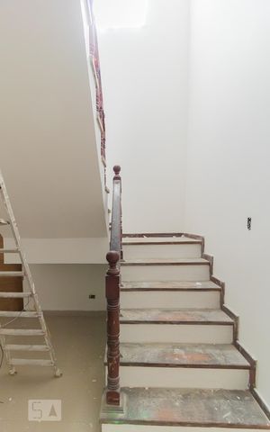 Casa à venda com 330m², 3 quartos e 4 vagas Casa à venda com 330m², 3 quartos e 4 vagasEscada