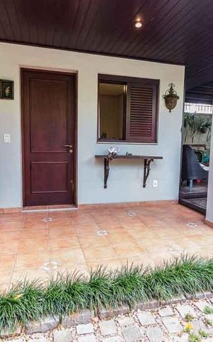 Casa à venda com 370m², 5 quartos e 4 vagas Casa à venda com 370m², 5 quartos e 4 vagasvaranda