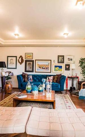 Casa à venda com 370m², 5 quartos e 4 vagas Casa à venda com 370m², 5 quartos e 4 vagasSala