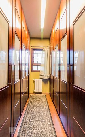Casa à venda com 370m², 5 quartos e 4 vagas Casa à venda com 370m², 5 quartos e 4 vagasCloset