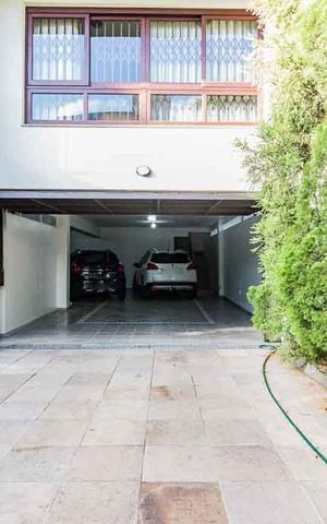 Casa à venda com 370m², 5 quartos e 4 vagas Casa à venda com 370m², 5 quartos e 4 vagasgaragem