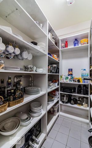 Casa à venda com 370m², 5 quartos e 4 vagas Casa à venda com 370m², 5 quartos e 4 vagasCopa