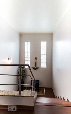 Casa à venda com 370m², 5 quartos e 4 vagas Casa à venda com 370m², 5 quartos e 4 vagasEscada