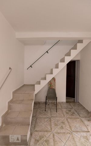 Casa para alugar com 126m², 2 quartos e 1 vaga Casa para alugar com 126m², 2 quartos e 1 vagaEscada