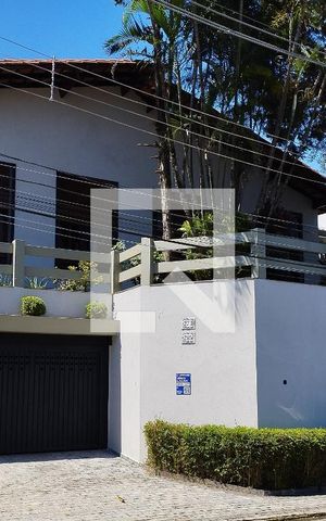 Casa à venda com 500m², 5 quartos e 4 vagas Casa à venda com 500m², 5 quartos e 4 vagasFachada
