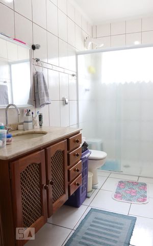 Casa à venda com 174m², 3 quartos e 2 vagasBanheiro
