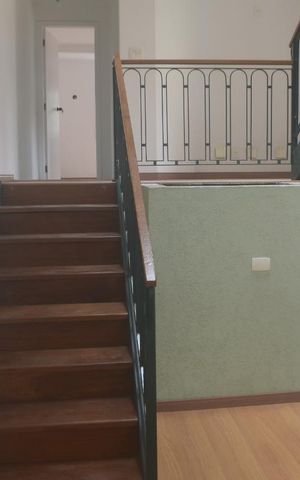 Casa para alugar com 250m², 3 quartos e 2 vagasEscada