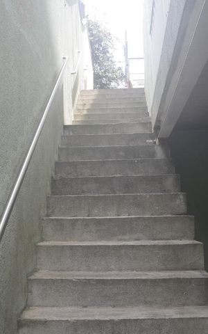 Casa para alugar com 250m², 3 quartos e 2 vagasEscada 