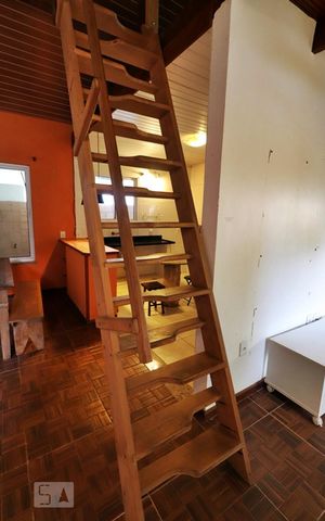 Casa de condomínio à venda com 105m², 3 quartos e sem vagaEscada