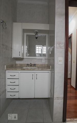 Casa à venda com 217m², 3 quartos e 2 vagas Casa à venda com 217m², 3 quartos e 2 vagasBanheiro