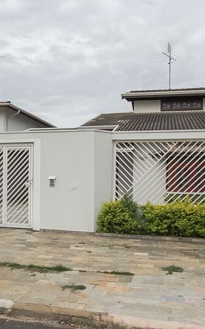 Casa à venda com 217m², 3 quartos e 2 vagas Casa à venda com 217m², 3 quartos e 2 vagasFachada