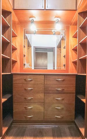 Casa à venda com 217m², 3 quartos e 2 vagas Casa à venda com 217m², 3 quartos e 2 vagasCloset do Quarto 3