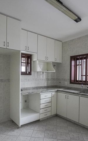 Casa à venda com 217m², 3 quartos e 2 vagas Casa à venda com 217m², 3 quartos e 2 vagasCozinha