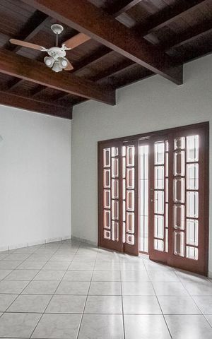 Casa à venda com 217m², 3 quartos e 2 vagas Casa à venda com 217m², 3 quartos e 2 vagasSala