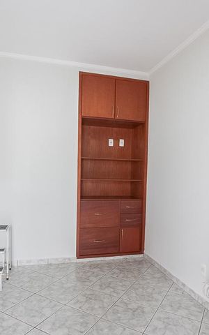 Casa à venda com 217m², 3 quartos e 2 vagas Casa à venda com 217m², 3 quartos e 2 vagasEscritório