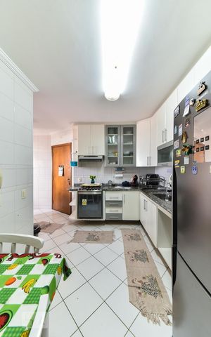 Apartamento à venda com 132m², 3 quartos e 3 vagas Apartamento à venda com 132m², 3 quartos e 3 vagasCozinha