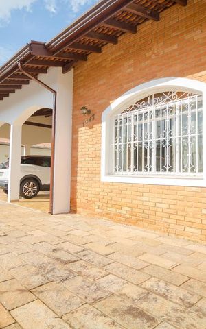 Casa à venda com 250m², 4 quartos e 4 vagas Casa à venda com 250m², 4 quartos e 4 vagasFachada
