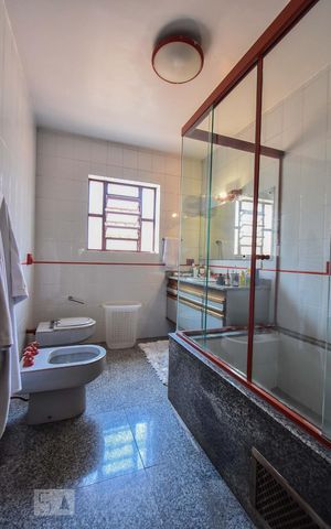 Casa para alugar com 680m², 5 quartos e 4 vagas Casa para alugar com 680m², 5 quartos e 4 vagasBanheiro 03