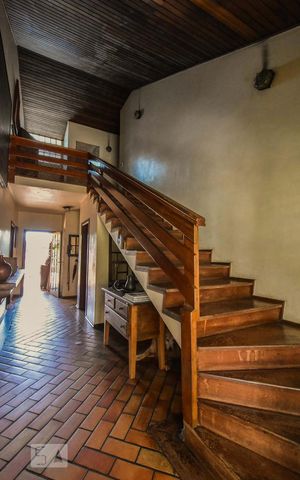 Casa para alugar com 680m², 5 quartos e 4 vagas Casa para alugar com 680m², 5 quartos e 4 vagasEscada