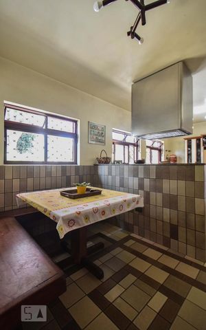 Casa para alugar com 680m², 5 quartos e 4 vagas Casa para alugar com 680m², 5 quartos e 4 vagasCopa