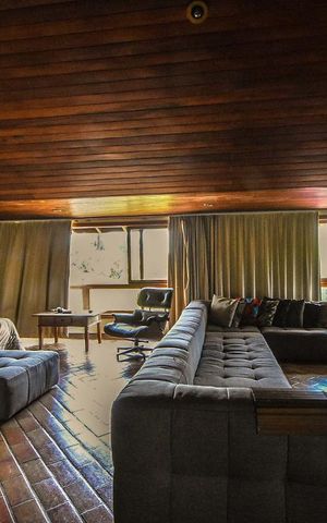 Casa para alugar com 680m², 5 quartos e 4 vagas Casa para alugar com 680m², 5 quartos e 4 vagasSuíte