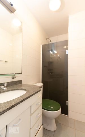 Apartamento para alugar com 70m², 3 quartos e 2 vagas Apartamento para alugar com 70m², 3 quartos e 2 vagasBanheiro
