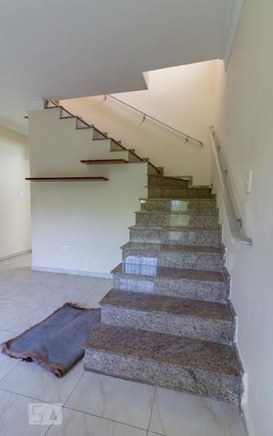 Casa à venda com 160m², 5 quartos e 4 vagasEscada