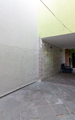 Casa à venda com 160m², 5 quartos e 4 vagasÁrea externa lateral