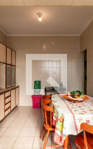 Casa para alugar com 250m², 5 quartos e 2 vagas Casa para alugar com 250m², 5 quartos e 2 vagasCozinha