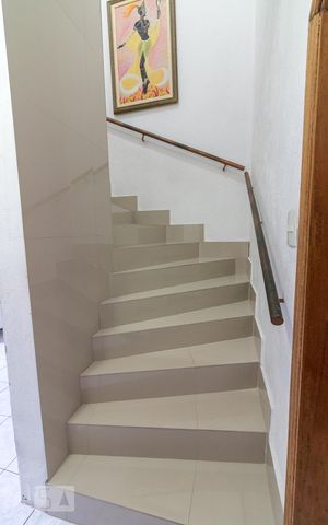 Casa para alugar com 240m², 3 quartos e 2 vagasEscada para os quartos