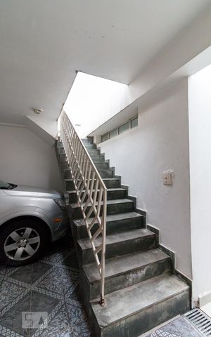 Casa para alugar com 240m², 3 quartos e 2 vagasEscada para o terraço