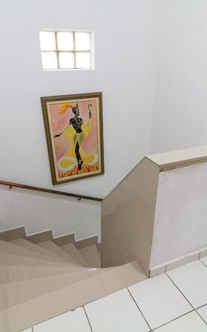 Casa para alugar com 240m², 3 quartos e 2 vagasEscada para os quartos