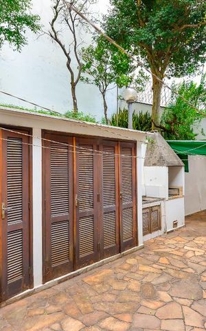 Casa à venda com 274m², 4 quartos e 6 vagas Casa à venda com 274m², 4 quartos e 6 vagasQuintal