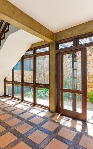 Casa à venda com 274m², 4 quartos e 6 vagas Casa à venda com 274m², 4 quartos e 6 vagasHall Entrada