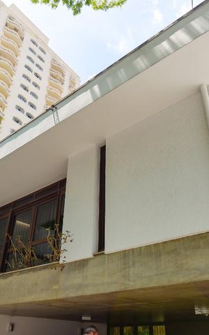 Casa à venda com 274m², 4 quartos e 6 vagas Casa à venda com 274m², 4 quartos e 6 vagasFachada