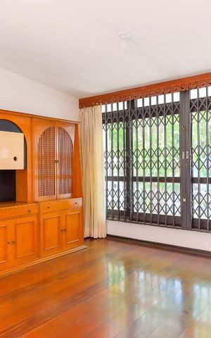Casa à venda com 274m², 4 quartos e 6 vagas Casa à venda com 274m², 4 quartos e 6 vagasSala