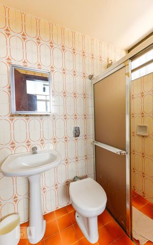 Casa à venda com 274m², 4 quartos e 6 vagas Casa à venda com 274m², 4 quartos e 6 vagasBanheiro Serviço