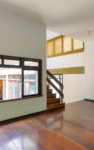 Casa à venda com 274m², 4 quartos e 6 vagas Casa à venda com 274m², 4 quartos e 6 vagasSala