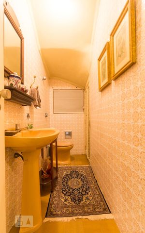 Casa para alugar com 220m², 4 quartos e 2 vagasLavabo