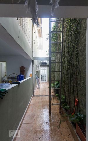 Casa para alugar com 220m², 4 quartos e 2 vagasCorredor lateral