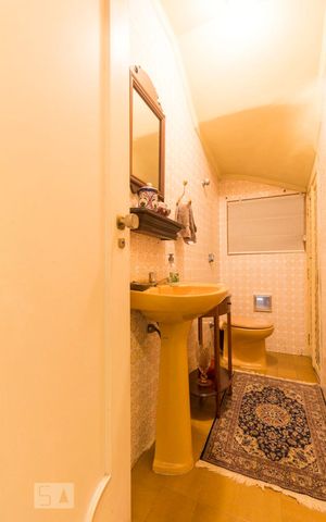 Casa para alugar com 220m², 4 quartos e 2 vagasLavabo