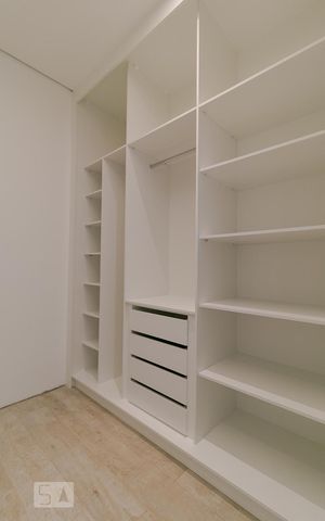 Casa de condomínio à venda com 472m², 3 quartos e 4 vagas Casa de condomínio à venda com 472m², 3 quartos e 4 vagasCloset da Suíte 02